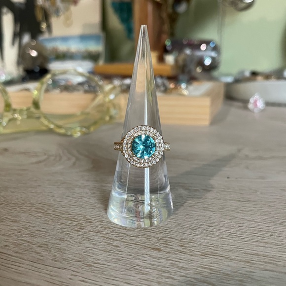 • Stunning Topaz Ring • - Picture 5 of 11